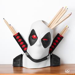 ¡Organiza tu escritorio con estilo y humor gracias al Portalápices Deadpool Traje X-Force de Marvel! Este portalápices en 3D, fabricado en resina y ABS y pintado a mano a todo color, presenta al icónico Deadpool en su traje X-Force