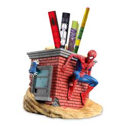 Este portalápices con set de escritura de Marvel Spider-Man es un accesorio ideal para los fans del universo del arácnido. El portalápices tiene la forma de una pequeña estructura de ladrillos