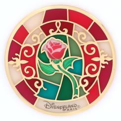 Romance eterno para tu mesa: este posavasos Bella y Bestia de la colección oficial Disney celebra la rosa encantada con un diseño tipo vidriera en tonos rojos y verdes que ilumina cualquier momento. 