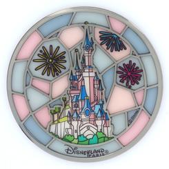 Magia instantánea para tu mesa con el posavasos del Castillo de Disneyland París, convierte cada sorbo en un pequeño momento real. Elaborado en cristal con grabados precisos y un acabado brillante