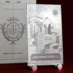 Transporta la magia de Disneyland París directamente a tu colección con esta postal única: Hollywood Tower Hotel. Esta obra de arte en vidrio captura la esencia legendaria de la Torre del Terror de Disneyland Paris