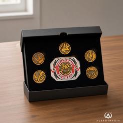 Réplica oficial del Power Morpher de Power Rangers de 7 × 9 cm, con seis Power Coins magnéticas intercambiables de 4 cm. Edición limitada a 5000 unidades y numerada individualmente en la parte posterior.