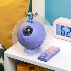 Convierte tu habitación en un universo lleno de color y diversión con este encantador proyector efecto galaxia de Stitch, inspirado en el querido personaje de Lilo & Stitch. Diseñado con forma de planeta y una figura de Stitch
