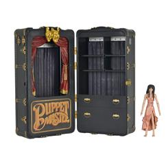 Revive la magia del cine de culto con el set de figuras de acción **Puppet Master**: **Toulon's Puppet Case & Leech Woman**. Este pack de dos figuras trae a la vida los pequeños pero terroríficos juguetes de la icónica serie.