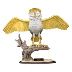 El espíritu del cine fantástico clásico alcanza su máxima expresión en una pieza concebida para destacar como obra central en cualquier colección exigente. La estatua Bubo Deluxe Ray Harryhausen 