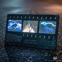Un fotograma atrapado en metal, con el brillo oscuro de una reliquia salida del garaje de Doc. Este lingote Regreso al Futuro tira de película metal coleccionable reúne tres momentos visuales de 1985 en una pieza nostálgica y fácil de exponer.