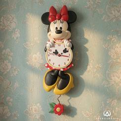 Un gran lazo rojo, una esfera blanca y una flor colgante convierten la pared en una pequeña escena Disney. Este reloj de pared Minnie Mouse Allen Designs aporta color, movimiento y una presencia decorativa muy reconocible sin perder su función diaria.