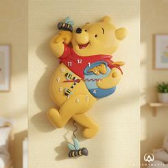 Winnie the Pooh parece detenerse a media zancada, tarro de miel en mano y con una abeja revoloteando cerca de su nariz. Este reloj de pared Winnie the Pooh Allen Designs lleva la hora a la pared con una escena Disney alegre, colorida