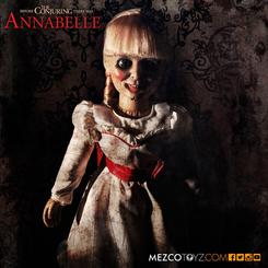 Una pieza inquietante que trasciende el cine de terror: la réplica articulada de Annabelle, basada en su escalofriante aparición en The Conjuring y Annabelle, mide 46 cm y está fabricada con un nivel de detalle