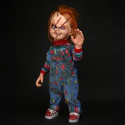 Añade a tu colección una pieza verdaderamente espeluznante con la réplica a escala 1/1 de Chucky, de la película "La novia de Chucky". Este muñeco de 76 cm, con ropa de tela meticulosamente diseñada
