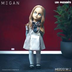 Una inquietante fusión entre inocencia artificial y amenaza latente cobra forma en esta muñeca M3GAN de Living Dead Dolls. Con sus penetrantes ojos azules y una expresión tan calmada como perturbadora