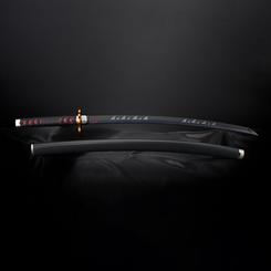 Acero oscuro, detalles rojos y una presencia que llena cualquier vitrina: la katana Nichirin de Tanjiro Kamado convierte una estantería, un escritorio o una zona de exposición en un rincón con identidad propia.