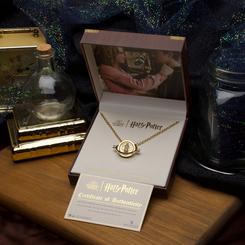 Experimenta la magia del mundo de Harry Potter con el Collar Réplica del Giratiempos de Hermione. Desde un niño huérfano viviendo en el armario bajo las escaleras de la casa de sus tíos,