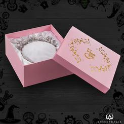 Brilla con la elegancia de Oz con la tiara de boda de Glinda, una réplica oficial Wicked inspirada en Wicked: For Good que capta a la perfección el encanto del musical: mariposas plateadas en relieve que se elevan como un coro 