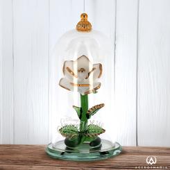 Un destello de encanto atemporal se revela al levantar la cúpula de cristal que protege la delicada rosa inspirada en Blancanieves, una pieza de 11 cm de altura y 6 cm de diámetro que combina el verde de su tall