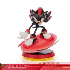 La estatua Shadow the Hedgehog resina impone desde el primer vistazo, como una pausa tensa antes de acelerar. Su silueta negra y roja sobre el vórtice carmesí convierte la figura en una pieza con presencia inmediata, pensada para destacar 