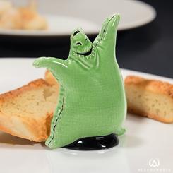 Añade un toque de magia de Halloween a tus comidas con el espectacular set de sal y pimienta de Oogie Boogie. Este conjunto encantador transforma cada comida en una experiencia única y enigmática