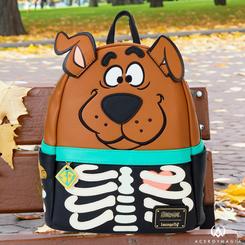 Atrapa la esencia del misterio con la mochila mini Skeleton Scooby Cosplay de Loungefly. Este diseño inspirado en *Scooby-Doo* mezcla lo adorable y lo inquietante, destacando la silueta del famoso perro