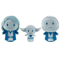 Revive los momentos más emblemáticos de la saga con este set exclusivo de peluches itty bittys. Los tres Jedi fantasmas de la Fuerza, Anakin Skywalker, Obi-Wan Kenobi y Yoda