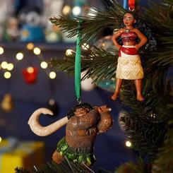 Set de 2 adornos de Navidad de Vaiana Disney con figuras individuales de Vaiana y Maui. Cada personaje incluye una cinta para colgarlo y conserva varios de sus rasgos visuales más reconocibles.