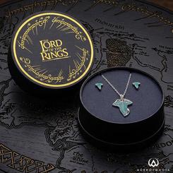 Elegancia élfica y simbolismo puro de la Tierra Media en un conjunto que se lleva con estilo: el set colgante + pendientes La Hoja de Lórien de El Señor de los Anillos rinde homenaje al emblema más reconocible de la Comunidad