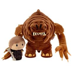 Revive una de las escenas más épicas de Star Wars: Return of the Jedi con este exclusivo set de peluches itty bittys. La figura de Luke Skywalker, vestido de negro y armado con un hueso largo, está lista para enfrentarse al colosal Rancor.