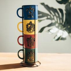 Una torre de magia se alza sobre tu mesa con este elegante set de cuatro tazas de porcelana inspiradas en las casas de Hogwarts, cada una con 300 ml de capacidad y un acabado mate que resalta los escudos