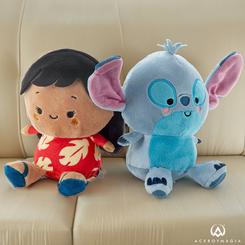 Este encantador set de dos peluches magnéticos de Lilo & Stitch es ideal para los amantes de Disney. Diseñados para estar siempre juntos, estos peluches se conectan y separan fácilmente