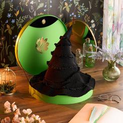 Despliega tu poder en cada hechizo con el Sombrero de Elphaba de “Wicked”, una pieza de coleccionista que presidie su estuche circular en vibrante verde esmeralda, evocando la fuerza y la determinación de la Bruja del Oeste