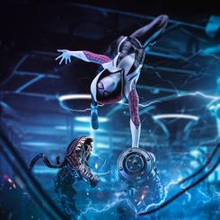 ¡Revive la intensidad de las batallas de Spider-Man con la Estatua Art Scale 1/10 de Ghost Spider Diorama! Esta impresionante estatua de resina, oficial, creada por Iron Studios, captura a Ghost Spider (Spider-Gwen)