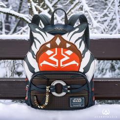 Prepárate para llevar contigo a una galaxia muy, muy lejana con la deslumbrante Mochila Mini Ahsoka Tano de Star Wars: Ahsoka by Loungefly. Esta mochila es mucho más que un accesorio, es una manera de llevar la fuerza y la determinación de Ahsoka Tano