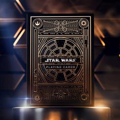 Explora la galaxia con cada partida gracias a la *Star Wars* Baraja de Cartas Gold Version. Estos naipes de primera calidad están diseñados para ofrecer una experiencia de juego superior
