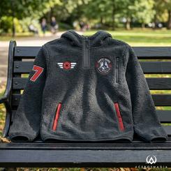 Chaqueta Star Wars Darth Vader sherpa es una prenda con presencia rotunda, pensada para quienes buscan ropa oficial con estética potente y acabado cómodo para el día a día. 