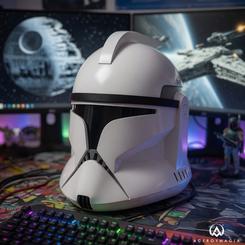 El frontal blanco impone silencio antes de revelar su lado más cinematográfico. El casco electrónico Star Wars Black Series Clone Trooper Fase I reproduce a escala 1:1 una de las siluetas militares más reconocibles del Episodio II