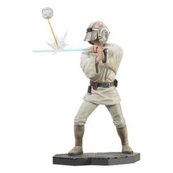 ¡El poder de la Fuerza despierta con la imponente estatua "Star Wars Episode IV Milestones" de Luke Skywalker (Training) de 30 cm! Déjate llevar por la emoción de revivir una de las escenas más icónicas a bordo del Millennium Falcon.