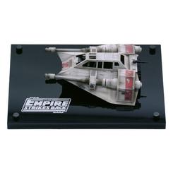 Añade un pedazo de historia de *Star Wars: Episodio V - El Imperio contraataca* a tu colección con esta réplica a escala 1:1 del Snowspeeder Crew Gift. Moldeada a partir del modelo original, esta obra de arte en poliresina