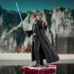 Celebra el épico regreso de Luke Skywalker en la batalla de Crait con esta impresionante estatua de la serie Star Wars Episode VIII Milestones. Capturando la esencia del gran maestro Jedi 