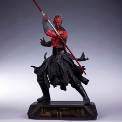 La estatua Epic Series de Darth Maul en su edición Deluxe es una obra maestra que captura la esencia de uno de los Sith más icónicos del universo Star Wars. Con una altura impresionante de 87 cm,