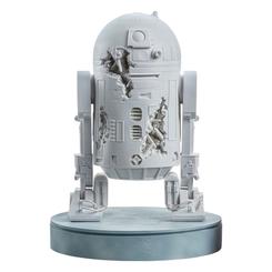 Descubre la pieza de colección más emblemática de Star Wars con la increíble Estatua R2-D2: Reliquia Cristalizada de 30 cm. Esta obra maestra, creada por el renombrado artista contemporáneo Daniel Arsham en colaboración con Arsham Studio