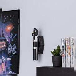 Manifiesta tu lealtad al lado oscuro con este impresionante Lámpara de Pared en forma de Sable de Luz. Con una altura de 25 cm, esta luz está diseñada como el sable de Darth Vader,