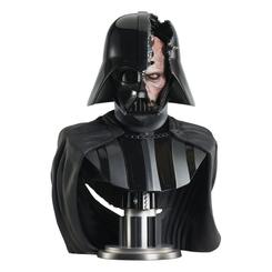 No estás listo, joven padawan. Darth Vader sufre una derrota ante Obi-Wan Kenobi en este busto Legends in 3D que muestra su casco partido y el rostro quemado debajo. Con una capa rasgada y una base inspirada en un sable de luz