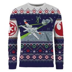 La batalla más reconocible de la galaxia cruza el espacio entre copos y emblemas con la sudadera navideña Star Wars X-Wing vs TIE Fighter. El enfrentamiento entre la Alianza Rebelde y el Imperio domina el frontal con una escena dinámica