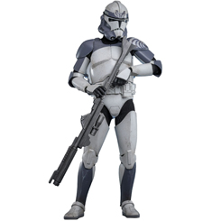 Completa tu colección de la Wolf Pack Battalion con la figura a escala 1/6 del 104th Battalion Clone Trooper, una auténtica representación de los legendarios soldados que lucharon bajo el mando del General Jedi Plo Koon