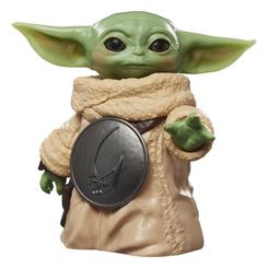 La figura Grogu Star Wars tiene esa presencia inmediata que convierte una estantería normal en una pequeña escena galáctica. Sus grandes ojos, la túnica clara y el medallón frontal hacen reconocible al personaje incluso antes de fijarse en los detalles.