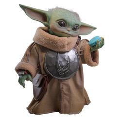 Pequeño en tamaño y enorme en presencia, este Grogu tamaño real Hot Toys convierte cualquier colección en un rincón inolvidable de Star Wars gracias a una representación cuidada hasta el último detalle.