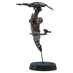 Réplica del STAP Star Wars 1/6 corta la escena como un vehículo recién arrancado de una persecución galáctica. Su silueta vertical, con turbinas encendidas y pintura castigada, convierte cualquier vitrina en un punto de acción inmediato.