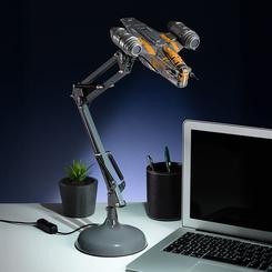 La lámpara Razor Crest Star Wars posable transforma un escritorio corriente en una pequeña escena de hangar galáctico. Su silueta inclinada, con la nave suspendida sobre un brazo articulado, capta la mirada incluso antes de encenderse.