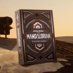 ¡Prepárate para llevar tus juegos de cartas a una galaxia muy, muy lejana! Las Star Wars: The Mandalorian v2 Playing Cards son un mazo premium que combina la emoción de los juegos de cartas clásicos con el universo épico de Star Wars: 
