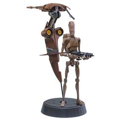 La figura Battle Droid y STAP Star Wars 1/6 convierte la estética de Naboo en una escena vertical, mecánica y llena de movimiento. El droide no solo acompaña al vehículo: parece activado, suspendido entre patrulla, avance y despliegue de combate.
