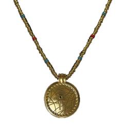 Adéntrate en el universo de Stargate con nuestra Réplica Oficial 1/1 del Amuleto Ojo de Ra. Este amuleto es un símbolo del poder de Ra: "¡Solo puede haber un Ra!"